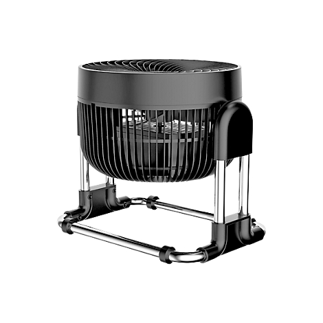 Schwarzer Ventilator auf Chromgestell. Der Ventilator ist rund und durch Lamellen geschützt.