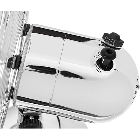 Nahaufnahme eines verchromten Ventilators. Der Schalter ist auf "ON" gesetzt.