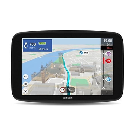 Navigationsgerät mit Stadtkarte und eingezeichneter Route. In blauem Feld: 700 Meter, A3212, Millbank. Uhrzeit: 19:00, 36 km, 14 min.