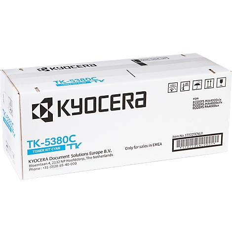 Une boîte blanche avec des lettres bleues et noires. Le nom "KYOCERA" est clairement visible, ainsi que les désignations des produits.