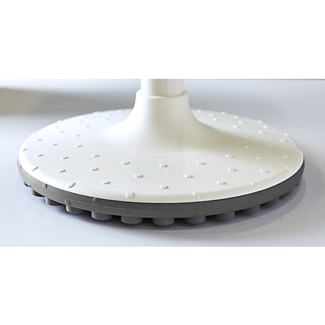 Primer plano del pie blanco y gris de una silla de oficina con protuberancias para un mejor agarre.