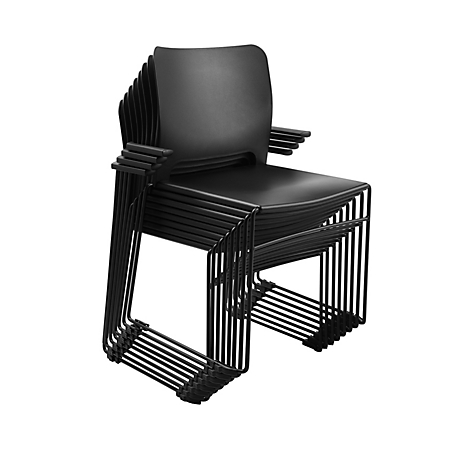 Schwarze Stühle, gestapelt, Stahldrahtrahmen, geschwungene Rückenlehne, Armlehnen.