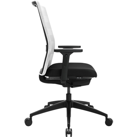 Bürostuhl von der Seite mit weißer Netzrückenlehne, schwarzem Sitz und schwarzem Fußkreuz vor weißem Hintergrund.