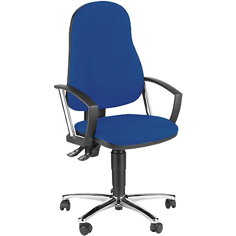 Blauer Bürostuhl, hoher Rücken, schwarze Armlehnen, Chrom-Fußkreuz und Rollen.