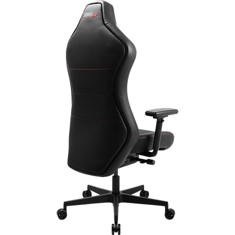 Schwarzer Gaming-Stuhl von hinten, rote Ziernähte, Rollen, Armlehnen. Schriftzug.