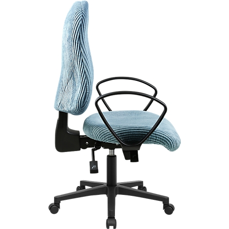 Bürostuhl in Hellblau mit Cordbezug, schwarzen Armlehnen und schwarzem Rollengestell vor weißem Hintergrund.