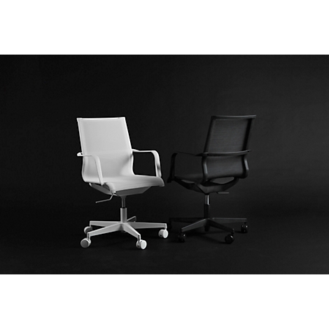 Une siège de bureau blanche et une noire sont placées côte à côte sur un fond noir.