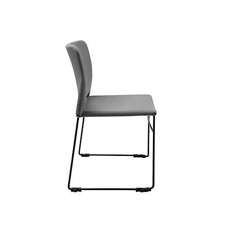 Chaise grise, vue de côté. Cadre noir, assise et dossier rembourrés.