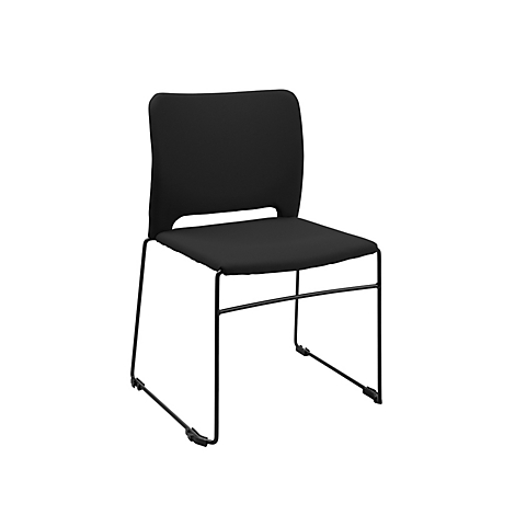 Chaise noire avec cadre en métal. Assise et dossier en tissu. Le design est minimaliste et moderne.