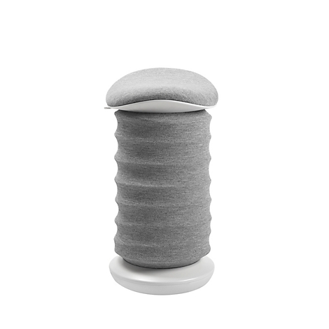 Grauer, geriffelter Stoff auf einer weißen Basis, gekrönt von einem Stoffdeckel. Produktabbildung.