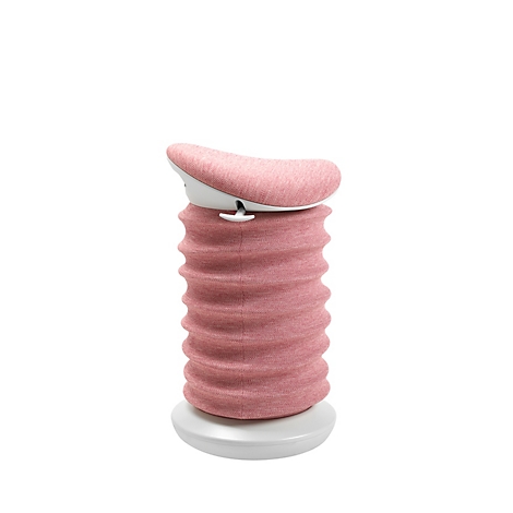 Ein zylindrisches Gerät mit geriffelter, rosa Oberfläche, gekrönt von einem rosafarbenen Kissen. Es steht auf einem weißen Sockel.