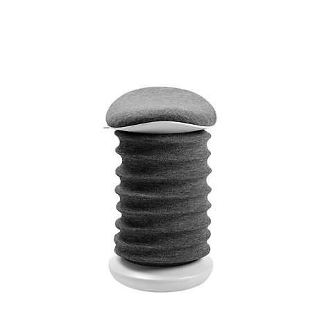 Grauer Hocker mit geriffeltem Stoff, weißem Zwischenraum und Unterteil, sowie einer flachen, runden Sitzfläche.