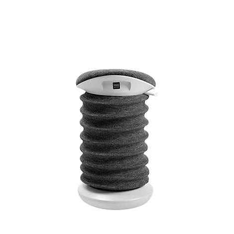 Ein Hocker mit geriffelter, grauer Sitzfläche und weißem Unterteil, vor weißem Hintergrund.