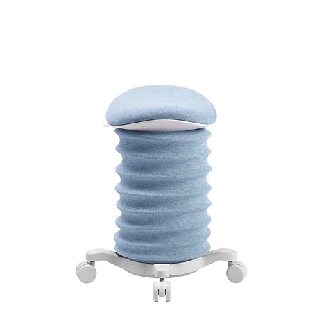 Hocker mit blauem Stoffbezug auf weißem Gestell mit Rollen. Der Sitz hat eine runde Form, darunter eine geriffelte Säule.