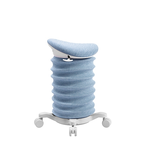 Ein blauer ergonomischer Arbeitsstuhl, der sich der Form des Körpers anpasst. Er steht auf Rollen und hat eine wellenförmige Struktur.