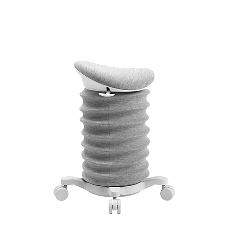 Grauer, ergonomischer Hocker mit Stoffbezug, wellenförmiger Säule und Rollen, vor weißem Hintergrund.