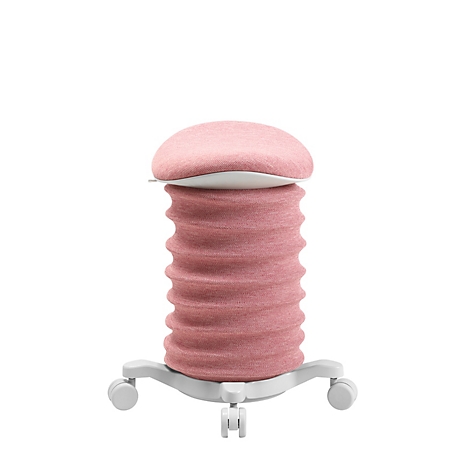Ein rosafarbener, ergonomischer Bürohocker, der vor weißem Hintergrund isoliert ist. Er hat eine gepolsterte Sitzfläche und ein geriffeltes Gestell auf Rollen.