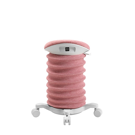 Ein ergonomischer, rosafarbener Bürostuhl mit geriffelter Sitzfläche und weißem Fußgestell mit Rollen.