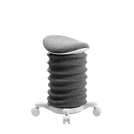 Ein grauer ergonomischer Hocker, vor weißem Hintergrund, mit Rollen und gewelltem Sitz
