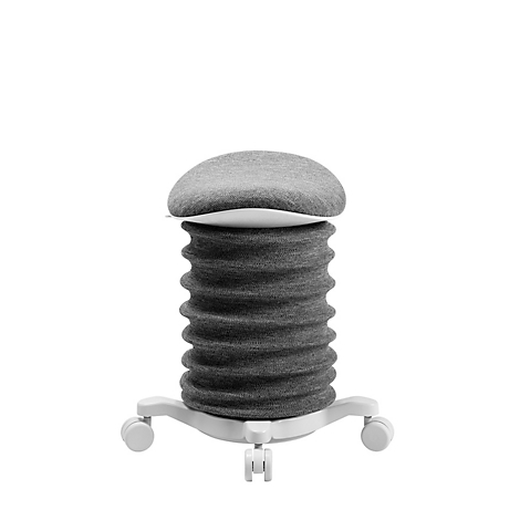 Grauer, gepolsterter Hocker mit gewellter Struktur. Auf einem weißen Untergestell mit Rollen.