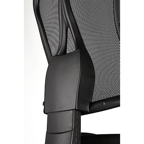 Gros plan du dossier d'une chaise de bureau noire composé d'un maillage et d'un cadre en plastique noir.