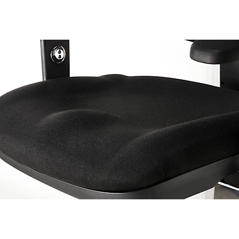 Gros plan sur le siège noir d'une chaise de bureau. Le siège est de forme ergonomique et recouvert d'un tissu textile.