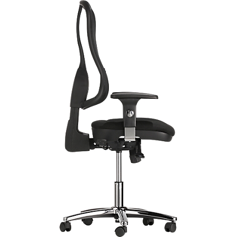 Chaise de bureau noire avec dossier en mesh, accoudoirs et roulettes. Base métallique à cinq roulettes.