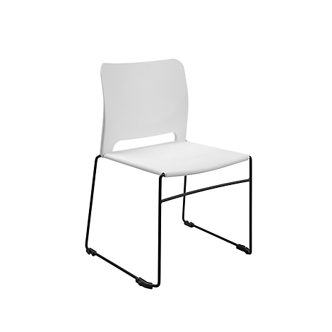 Une chaise blanche avec un cadre en métal noir. La chaise a un dossier incurvé et une assise.