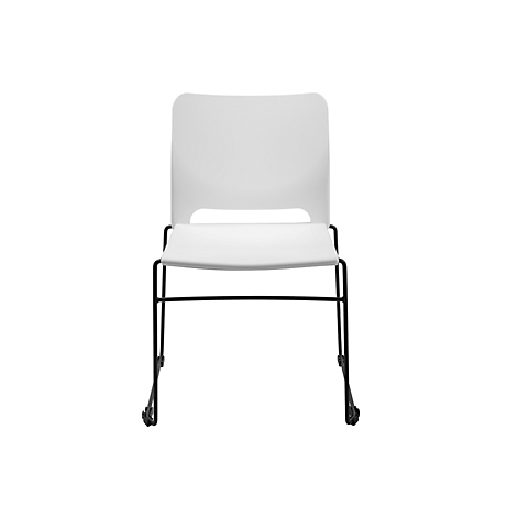 Une chaise blanche avec un cadre en métal noir. Elle a un dossier profilé et des roulettes.