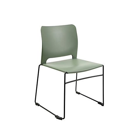 Chaise verte avec pieds en métal noir. L'assise et le dossier sont en plastique.