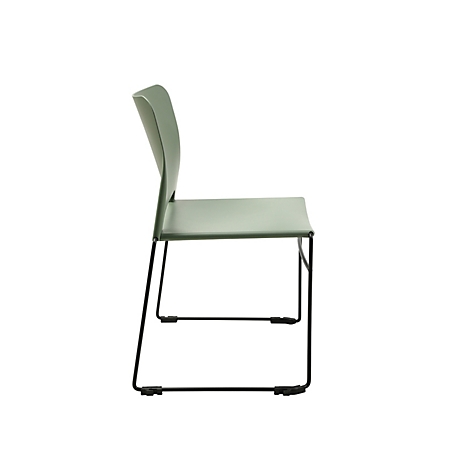 Une chaise verte de profil, avec un cadre noir. L'assise et le dossier sont légèrement incurvés.