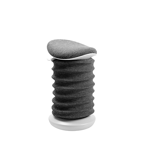 Grijs cilindrisch object met een golvend oppervlak, bekroond door een ovaal, grijs kussen en geplaatst op een witte basis.