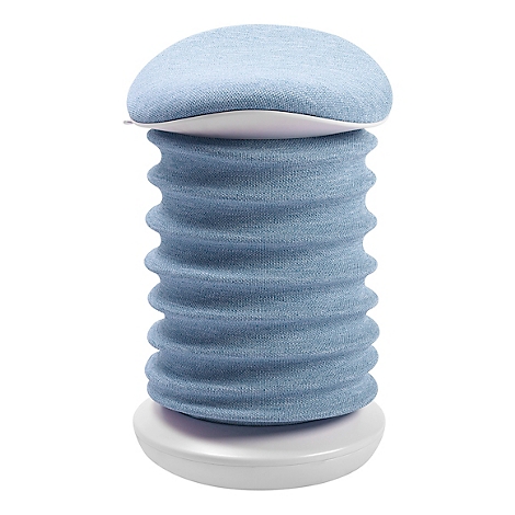 Oreiller de cou bleu et nervuré avec capuchon sur une assiette blanche, sur fond blanc.