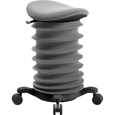 Tabouret debout ergonomique gris avec colonne flexible en forme de vague et roulettes.