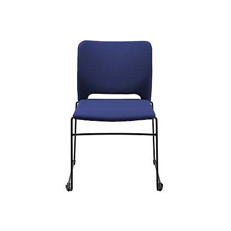 Blauwe stoel met zwart frame en wielen, tegen een witte achtergrond.