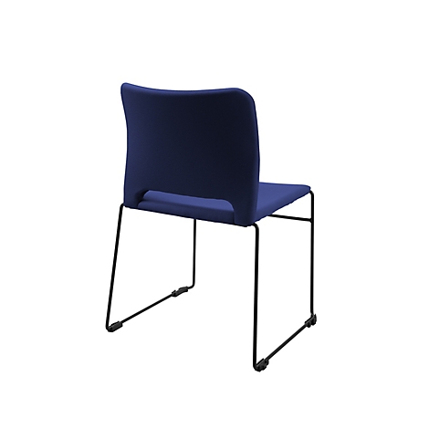 Blauwe stoel met zwarte poten, achteraanzicht. De zitting en rugleuning zijn van stof, het frame is van metaal.