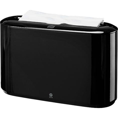 Dispensador de toallas de papel negro con toallas que sobresalen. Logotipos "TORK" y "SCA" visibles.