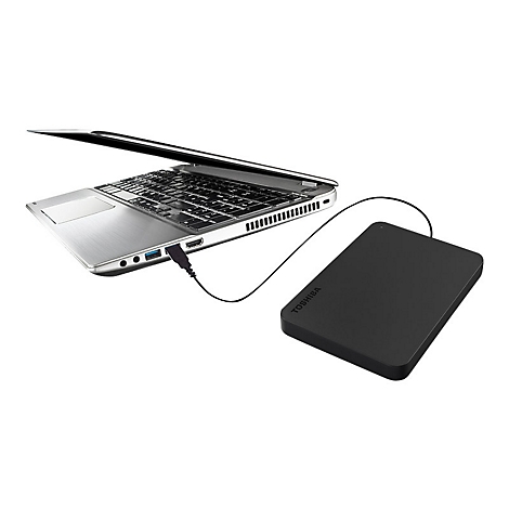 Ein silberner Laptop ist über ein Kabel mit einer schwarzen Toshiba Festplatte verbunden.