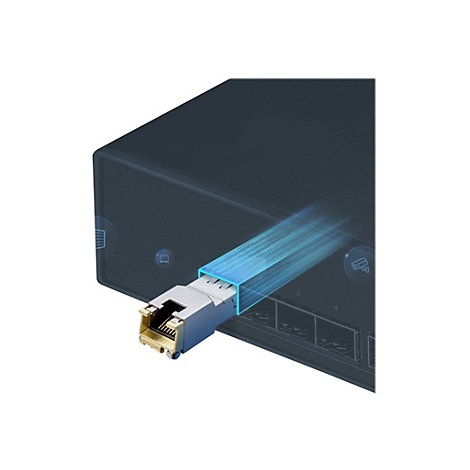 Ein grauer Netzwerkstecker wird in eine dunkle Box gesteckt, mit blauem Licht.