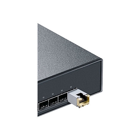 Nahaufnahme eines schwarzen Netzwerk-Switches mit einem eingesteckten RJ45-Stecker. Ports mit Nummern 13-16 sind sichtbar.