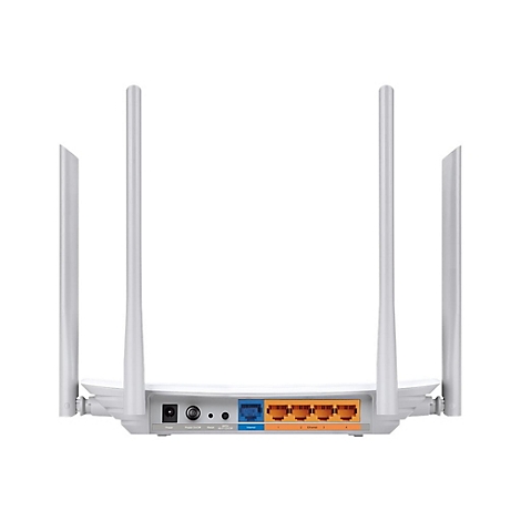 Ein weiÃŸer Router mit vier Antennen, RÃ¼ckansicht, zeigt AnschlÃ¼sse.