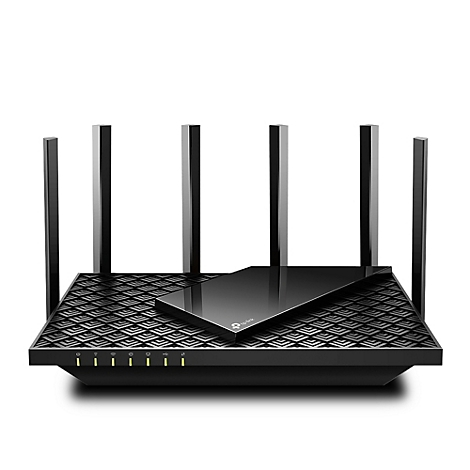 Schwarzer WLAN-Router mit sieben Antennen auf weißem Hintergrund.