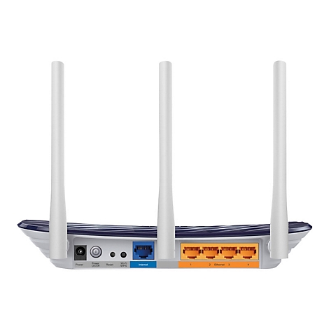 Rückansicht eines weißen Routers mit drei Antennen, Anschlüssen und Beschriftungen: Power, Reset, Ethernet, Internet.