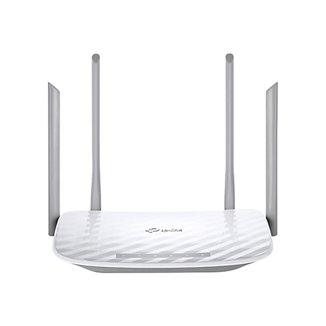 Weißer Router mit vier Antennen, auf weißem Hintergrund.