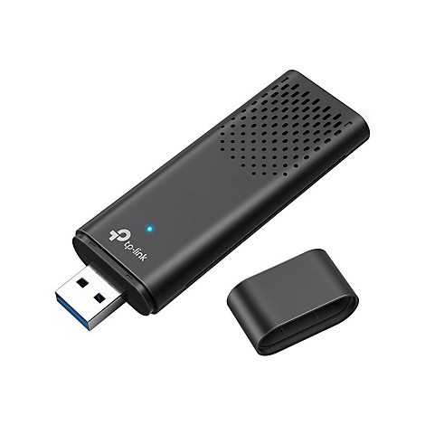 Adaptateur WiFi noir avec connexion USB et LED bleue. Le capuchon de protection est à côté.