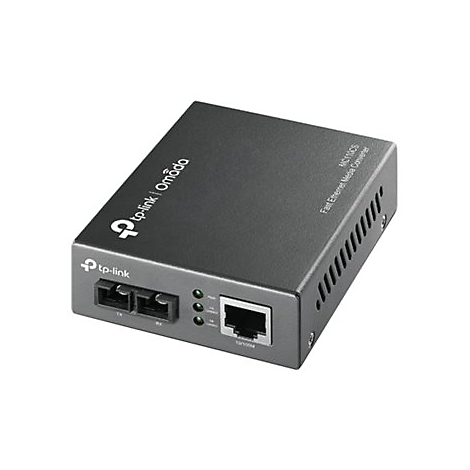Ein schwarzer TP-Link Fast Ethernet Media Converter. Oberhalb der Netzwerkbuchse leuchten drei kleine grüne LEDs.