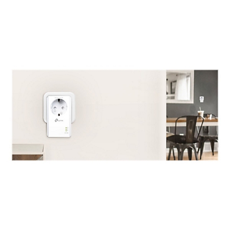 Ein weißer TP-Link Powerline Adapter steckt in einer Steckdose an einer Wand. Im Hintergrund ein unscharfer Essbereich.