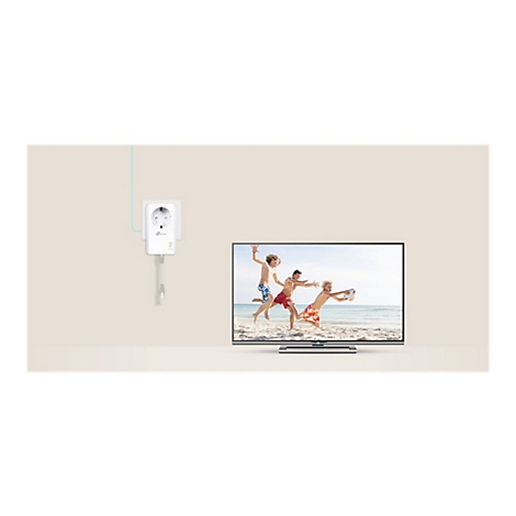 Steckdose mit Router neben einem Fernseher, auf dem eine Strand-Szene läuft. Kinder spielen Rugby.