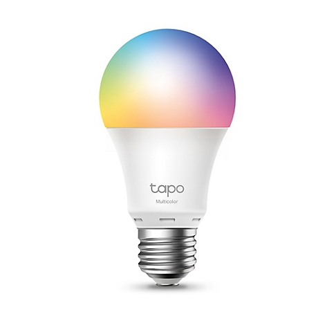 Eine weiße Tapo-Multicolor-Glühbirne leuchtet in Regenbogenfarben. Am Sockel ist die silberfarbene Fassung erkennbar.