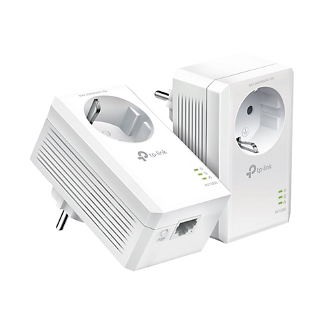 Zwei weiße TP-Link Powerline-Adapter mit integrierter Steckdose auf weißem Hintergrund.